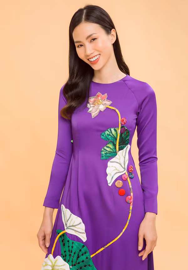  Thanh Thủy giới thiệu sưu tập áo dài hoa sen của nhà thiết kế Thủy Nguyễn.