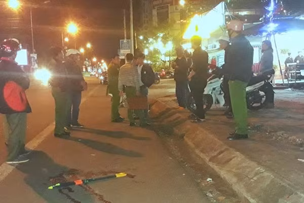 Công an khám nghiệm hiện trường.