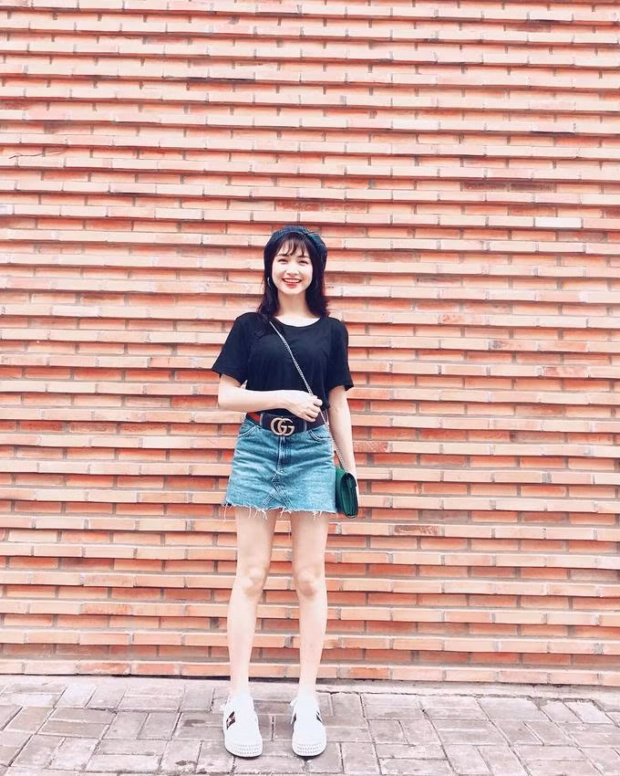 Tạo điểm nhấn cho chân váy bằng thắt lưng là chiêu đơn giản nhưng không hề lỗi thời. Trong hình, Hòa Minzy mix áo phông trơn cùng chân váy và giày sneaker. 