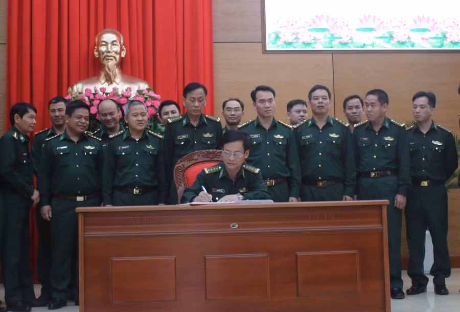 Các đơn vị ký kết thi đua. Ảnh: Anh Huy