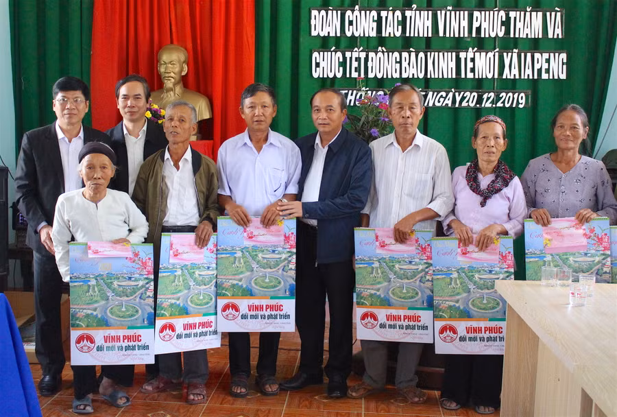Chủ tịch UBND tỉnh Vĩnh Phúc Nguyễn Văn Trì trao tặng phần quà Tết của tỉnh đến các hộ dân Vĩnh Phúc đi xây dựng kinh tế mới tại xã Ia Peng. Ảnh: Hồng Thi
