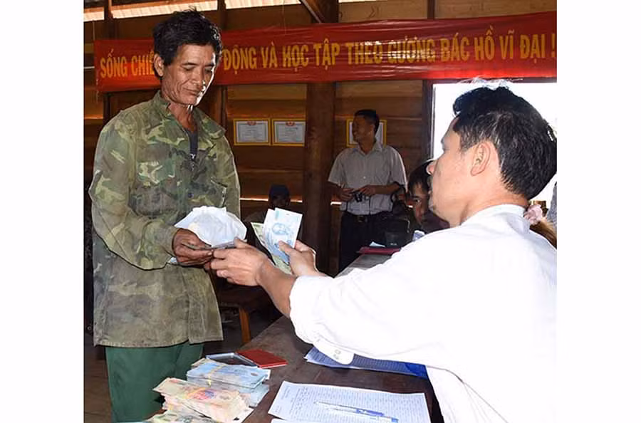  Chi trả tiền dịch vụ môi trường rừng cho người dân xã Kon Pne (huyện Kbang) tham gia quản lý, bảo vệ rừng. Ảnh: M.N