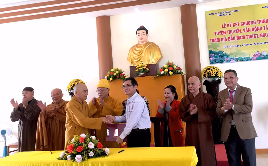  Ban An toàn giao thông tỉnh và Giáo hội Phật giáo Việt Nam tỉnh ký kết chương trình phối hợp về đảm bảo an toàn giao thông. Ảnh: Lê Hòa