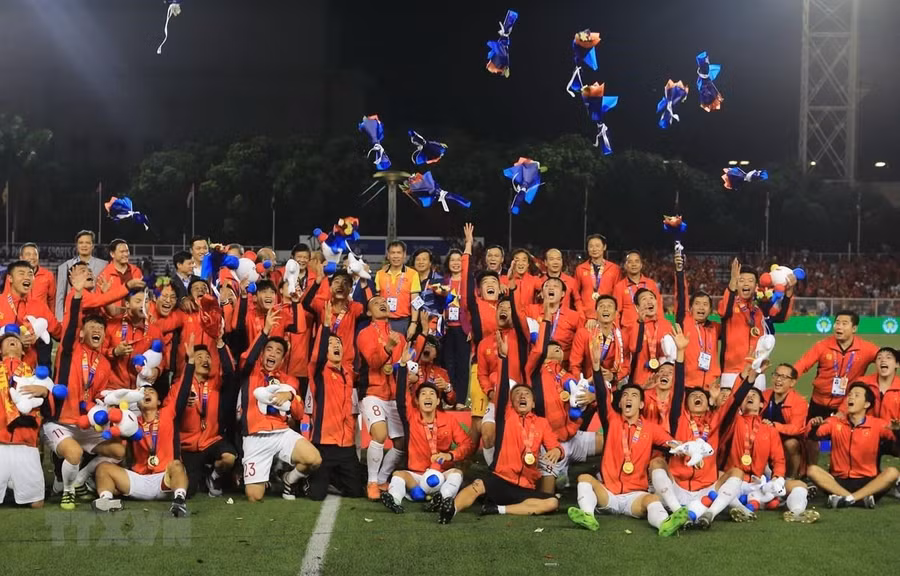  Đội U22 Việt Nam nhận tấm huy chương Vàng lịch sử tại Sea Games. (Ảnh: Hoàng Linh/TTXVN)
