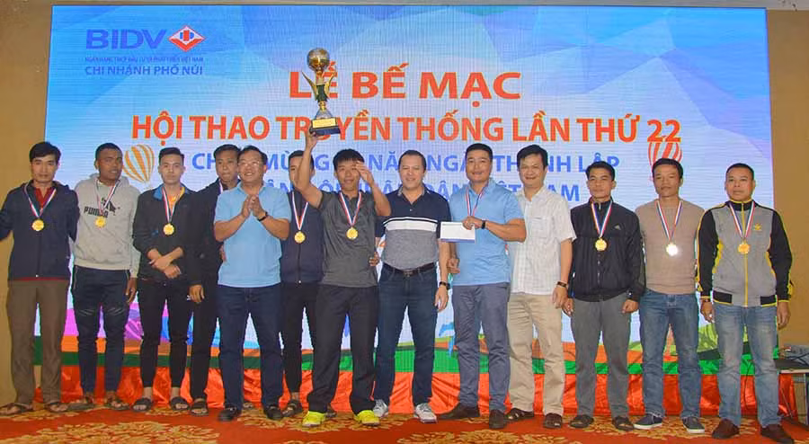  Binh đoàn 15 đoạt Cúp vô địch môn bóng đá. Ảnh: M.V