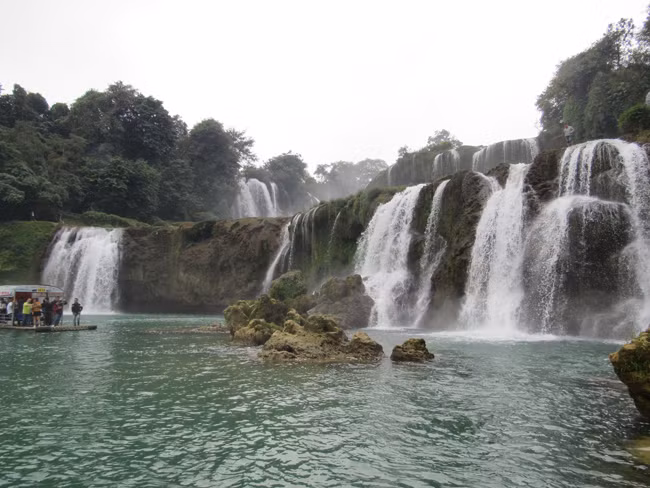 Du khách có thể di chuyển trên bè nổi du ngoạn sông Quây Sơn, ngắm thác Bản Giốc. Du khách có thể di chuyển trên bè nổi du ngoạn sông Quây Sơn, ngắm thác Bản Giốc.