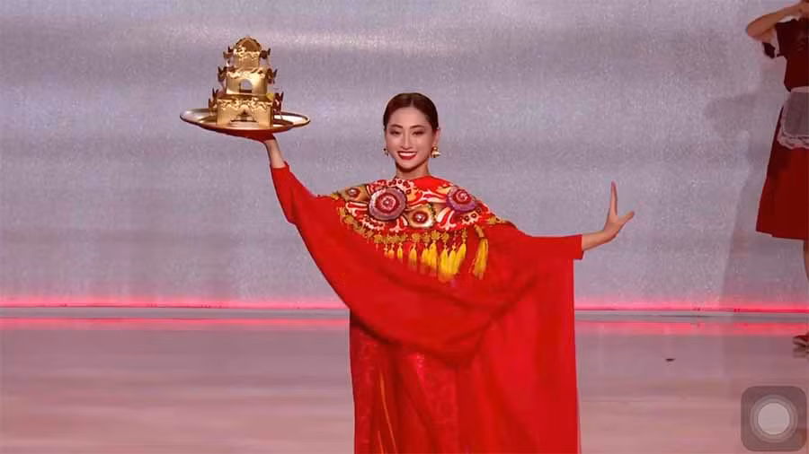 Lương Thuỳ Linh gây ấn tượng với điệu múa mâm vàng tại phần thi “Dance of the World”. Trước đó, cô tâm sự cô gặp nhiều khó khăn khi tập điệu múa này bởi đòi hỏi kĩ thuật cao”. Ảnh: CMH.