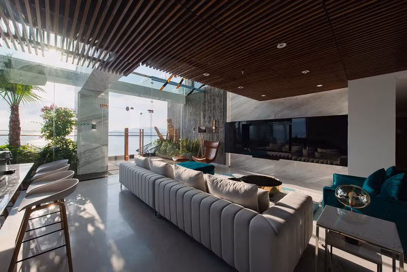  Căn penthouse có tầm nhìn tuyệt đẹp ra một bãi biển bên dưới.