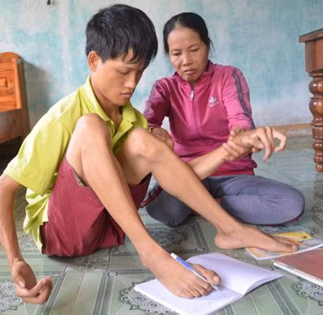 Bà Bé luôn đồng hành cùng con trai- Ảnh: P.lý