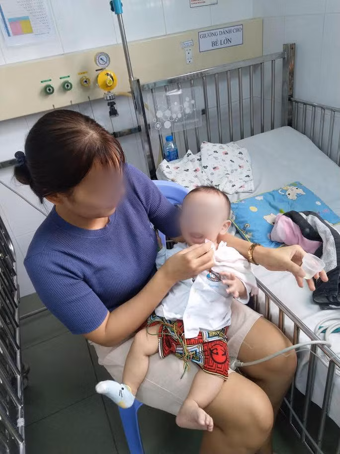 Bé K. trong vòng tay mẹ. Bé hồi phục rất tốt - ảnh do bệnh viện cung cấp Bé K. trong vòng tay mẹ. Bé hồi phục rất tốt - ảnh do bệnh viện cung cấp