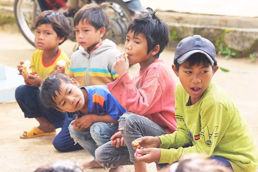 Học sinh ở điểm trường Đê Kôn. Ảnh: H.S