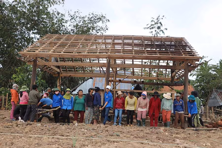 Nhân dân làng Pơ Nang, xã Tú An, thị xã An Khê chung tay xây dựng làng nông thôn mới. Ảnh: Ngọc Minh