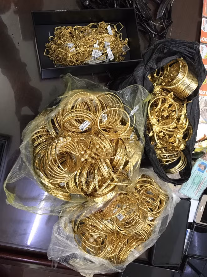 Số lượng vàng vòng mà nghi phạm còn cất giữ tại nơi trú ẩn đã bị công an thu giữ