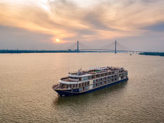 Du thuyền Victoria Mekong đang neo đậu gần cầu Cần Thơ - Ảnh Phong Nguyen