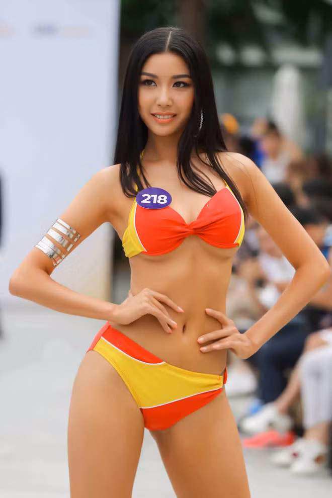 Phạm Hồng Thúy Vân là ứng viên được khán giả chú ý khi từng đoạt Á hậu Quốc tế 2015. Cô cao 1,72m, số đo hình thể 82-62-90. Trước chung kết, cô giành nhiều giải thưởng phụ như Best Interview, Top 4 Gương mặt đẹp nhất... Tuy nhiên, trong đêm bán kết, cô gặp sự cố lộ ngực khiến nhiều người cho rằng cô bị mất điểm trước giám khảo - Ảnh: BTC Phạm Hồng Thúy Vân là ứng viên được khán giả chú ý khi từng đoạt Á hậu Quốc tế 2015. Cô cao 1,72m, số đo hình thể 82-62-90. Trước chung kết, cô giành nhiều giải thưởng phụ như Best Interview, Top 4 Gương mặt đẹp nhất... Tuy nhiên, trong đêm bán kết, cô gặp sự cố lộ ngực khiến nhiều người cho rằng cô bị mất điểm trước giám khảo - Ảnh: BTC