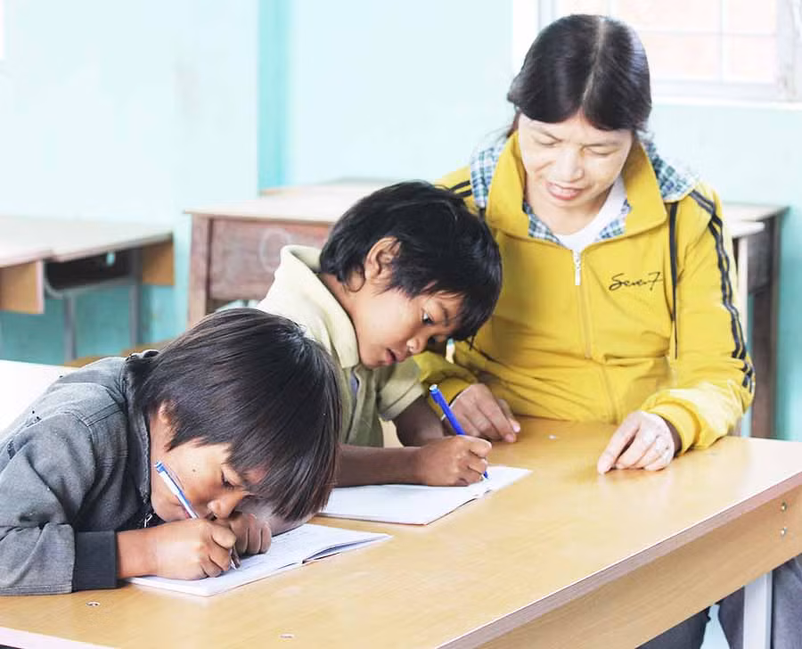  Cô Hà Thị Linh dạy chữ cho học sinh điểm trường làng Đê Kôn. Ảnh: H.S