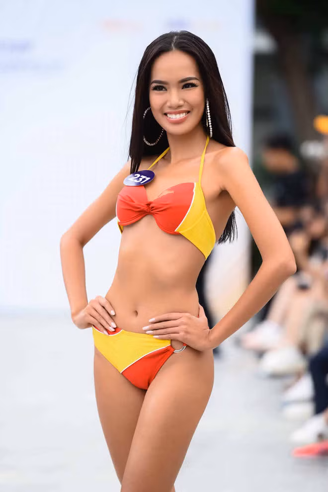 Hoàng Phương sở hữu gương mặt góc cạnh, chiều cao 1,75m, số đo ba vòng 84-66-93. Thí sinh đến từ Khánh Hòa có kỹ năng trình diễn tốt. Cô được các chuyên trang sắc đẹp đánh giá cao và giữ phong độ trong suốt các tập của chương trình Tôi là Hoa hậu Hoàn vũ Việt Nam - Ảnh: BTC Hoàng Phương sở hữu gương mặt góc cạnh, chiều cao 1,75m, số đo ba vòng 84-66-93. Thí sinh đến từ Khánh Hòa có kỹ năng trình diễn tốt. Cô được các chuyên trang sắc đẹp đánh giá cao và giữ phong độ trong suốt các tập của chương trình Tôi là Hoa hậu Hoàn vũ Việt Nam - Ảnh: BTC