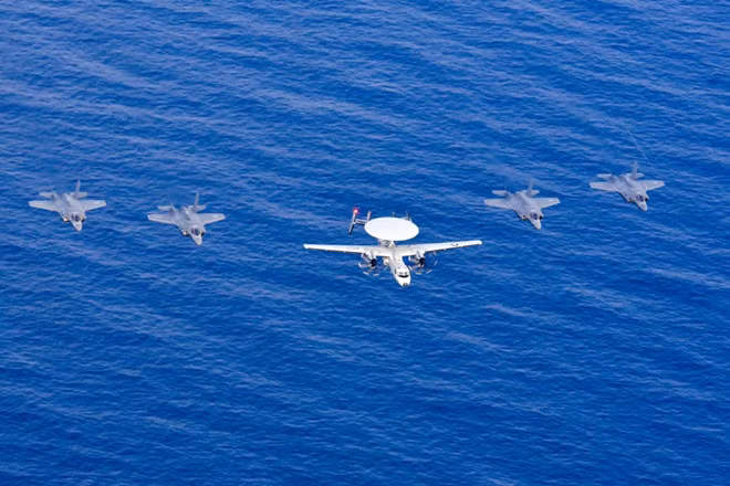 Bốn tiêm kích F-35 và máy bay cảnh báo sớm E-2D Hawkeye dàn đội hình tại cuộc tập trận chung Mỹ - Philippines hồi tháng 4 - Ảnh: Không quân Mỹ