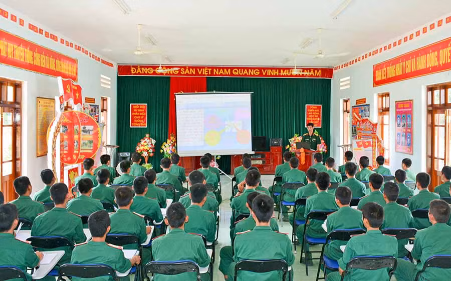  Cán bộ, chiến sĩ Đại đội 5 (Tiểu đoàn 2, Trung đoàn 1, Sư đoàn 2) thảo luận, xử lý tình huống trong đấu tranh phòng-chống âm mưu “Diễn biến hòa bình”. Ảnh: N.A.S