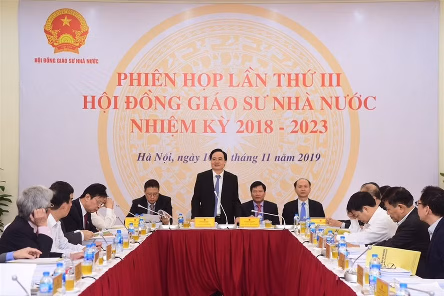 Bộ trưởng Phùng Xuân Nhạ - Chủ tịch Hội đồng Giáo sư nhà nước phát biểu tại phiên họp thứ III Hội đồng giáo sư Nhà nước. (ảnh: LĐO)