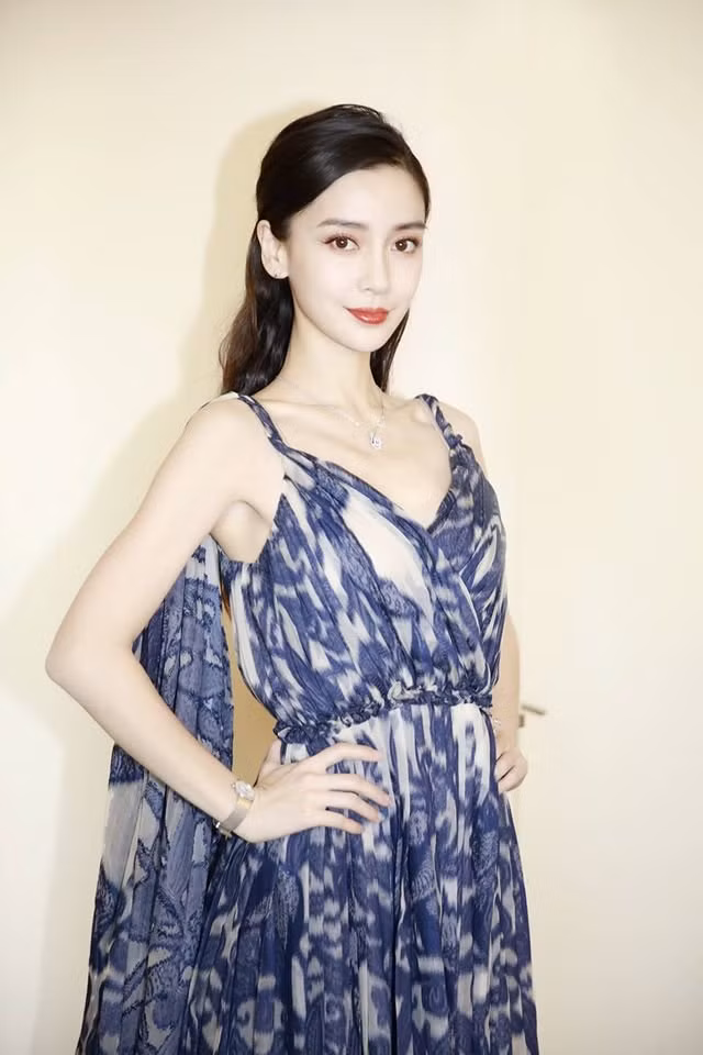 Có vẻ các mỹ nhân Trung Quốc mặc cho thời tiết giá lạnh vẫn mặc váy mong manh tại các sự kiện thảm đỏ cuối năm