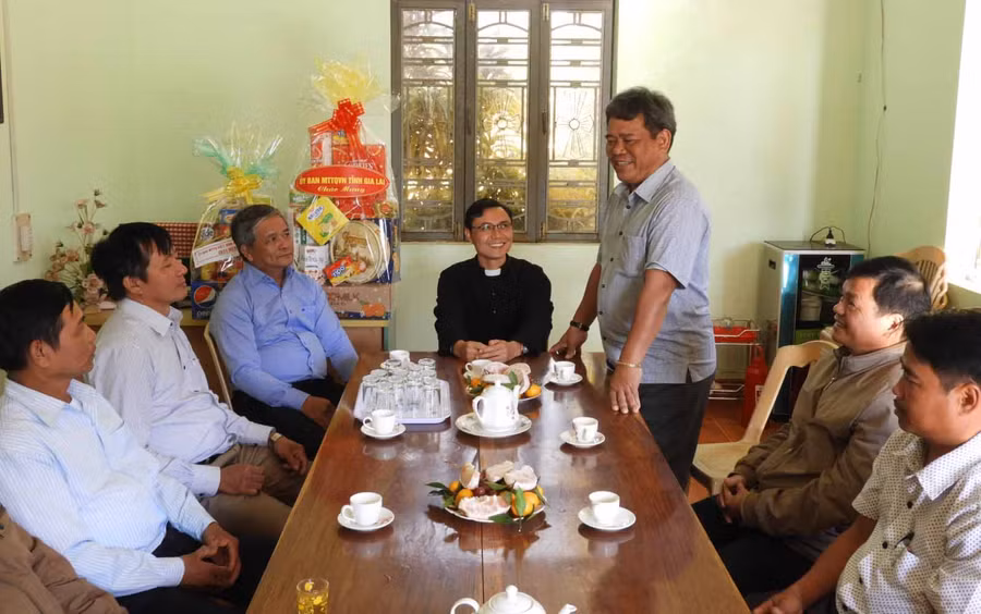 Chủ tịch Ủy ban MTTQ Việt Nam tỉnh Hồ Văn Điềm thăm Nhà thờ Giáo xứ La Sơn xã Ia Băng huyện Đak Đoa. Ảnh: Thanh Nhật