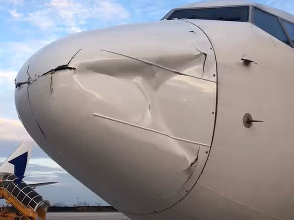 Máy bay Boeing 737 của Hãng hàng không T'way Air bị vỡ, móp mũi khi chuẩn bị tiếp cận hạ cánh xuống Tân Sơn Nhất vào rạng sáng 19-9 được nghi vấn va chạm với phương tiện bay không người lái - Ảnh: CTV Máy bay Boeing 737 của Hãng hàng không T'way Air bị vỡ, móp mũi khi chuẩn bị tiếp cận hạ cánh xuống Tân Sơn Nhất vào rạng sáng 19-9 được nghi vấn va chạm với phương tiện bay không người lái - Ảnh: CTV