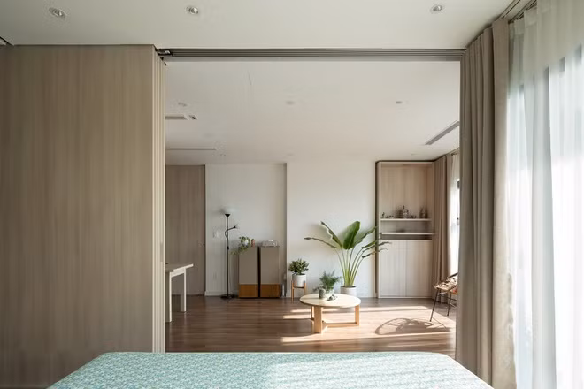 Chủ nhân căn hộ là người khá giản dị với nội thất được tiết chế nhiều.