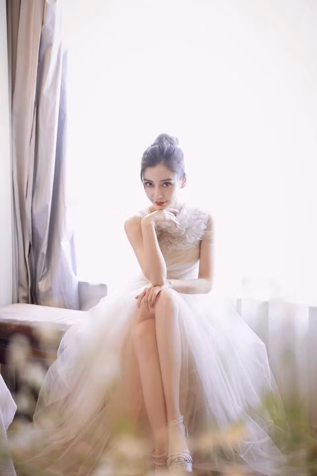  Sau đó, bà mẹ một con tham dự sự kiện tiếp trong đầm voan đến từ bộ sưu tập xuân/hè 2020 của NTK Jason Wu.