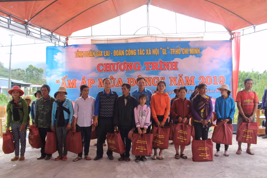  Ban tổ chức tặng quà cho các hộ gia đình khó khăn ở xã Đak Song. Ảnh: Phan Lài 