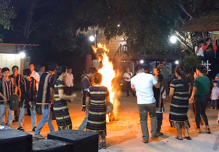 Du khách hòa mình vào không gian văn hóa cồng chiêng khi đến Gia Lai. Ảnh Mộc Trà