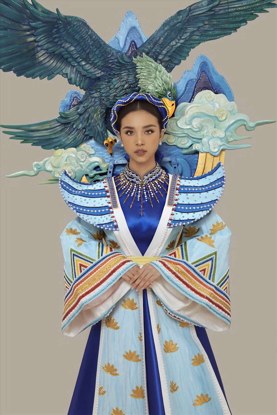  “Tiếng đàn tích tịch tình tang” của Thạch Sanh cùng vẻ đẹp của công chúa Quỳnh Nga như được tái hiện và theo Thúy An tới với Miss Intercontinental. Sự cài cắm thông điệp một cách tinh tế, mượn thời trang để kể câu chuyện cổ tích dân tộc cùng nhan sắc người phụ nữ Việt Nam vươn tầm thế giới là ý nghĩa tổng thể trong bộ trang phục này. Ảnh: Hoàng Phúc.