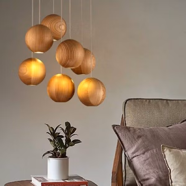 Đèn làm từ gỗ điêu khắc mang đến nguồn ánh sáng vừa ấm cúng vừa dịu nhẹ cho khu vực đầu giường.