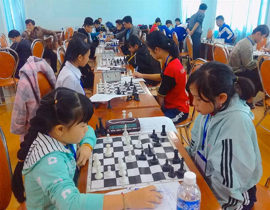 3Em Bùi Hà My-đơn vị Phòng GD-ĐT huyện Mang Yang (ngoài cùng bìa phải)-trong trận đấu chung kết môn cờ vua-Ảnh Mộc Trà