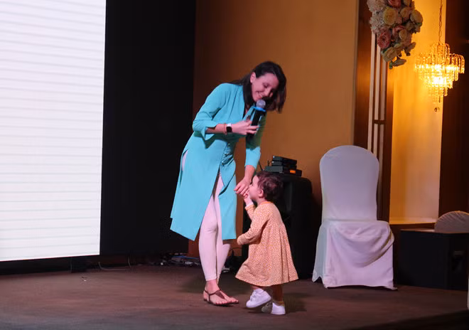  Chị Kasara Di Benedetto và con gái Azya chia sẻ với các ông bố bà mẹ VN - Ảnh: Thúy Hằng