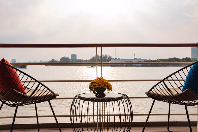 Lan can tau với view sông - Ảnh Phong Nguyen