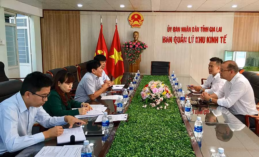 Ban Quản lý Khu Kinh tế tỉnh Gia Lai tiếp nhà đầu tư Thụy Sĩ đến tìm hiểu cơ hội đầu tư tại Gia Lai. Ảnh: K.L