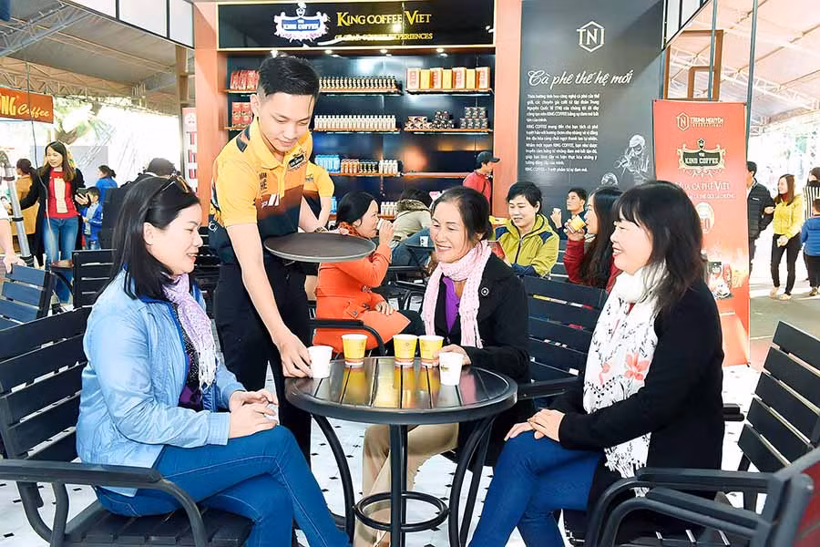  Khách tham quan được trải nghiệm, thưởng thức cà phê miễn phí. Ảnh: Đức Thụy