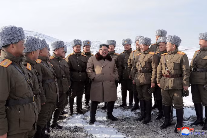 Ông Kim trò chuyện cùng các binh sĩ đóng trên núi Bạch Đầu giáp biên giới Trung Quốc. Ảnh: KCNA