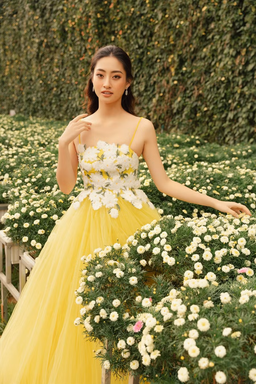 Lương Thuỳ Linh sinh năm 2000 tại Cao Bằng. Tháng 8 vừa qua, cô đăng quang Miss World Việt Nam và chính thức trở thành đại diện Việt Nam tham dự đấu trường nhan sắc Miss World - Hoa hậu Thế giới 2019. Ảnh: SV. 