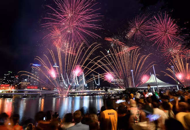 Màn trình diễn bắn pháo hoa trong lễ đón Giao thừa ở thành phố Brisbane của Úc ngày 31.12 - Ảnh: Reuters