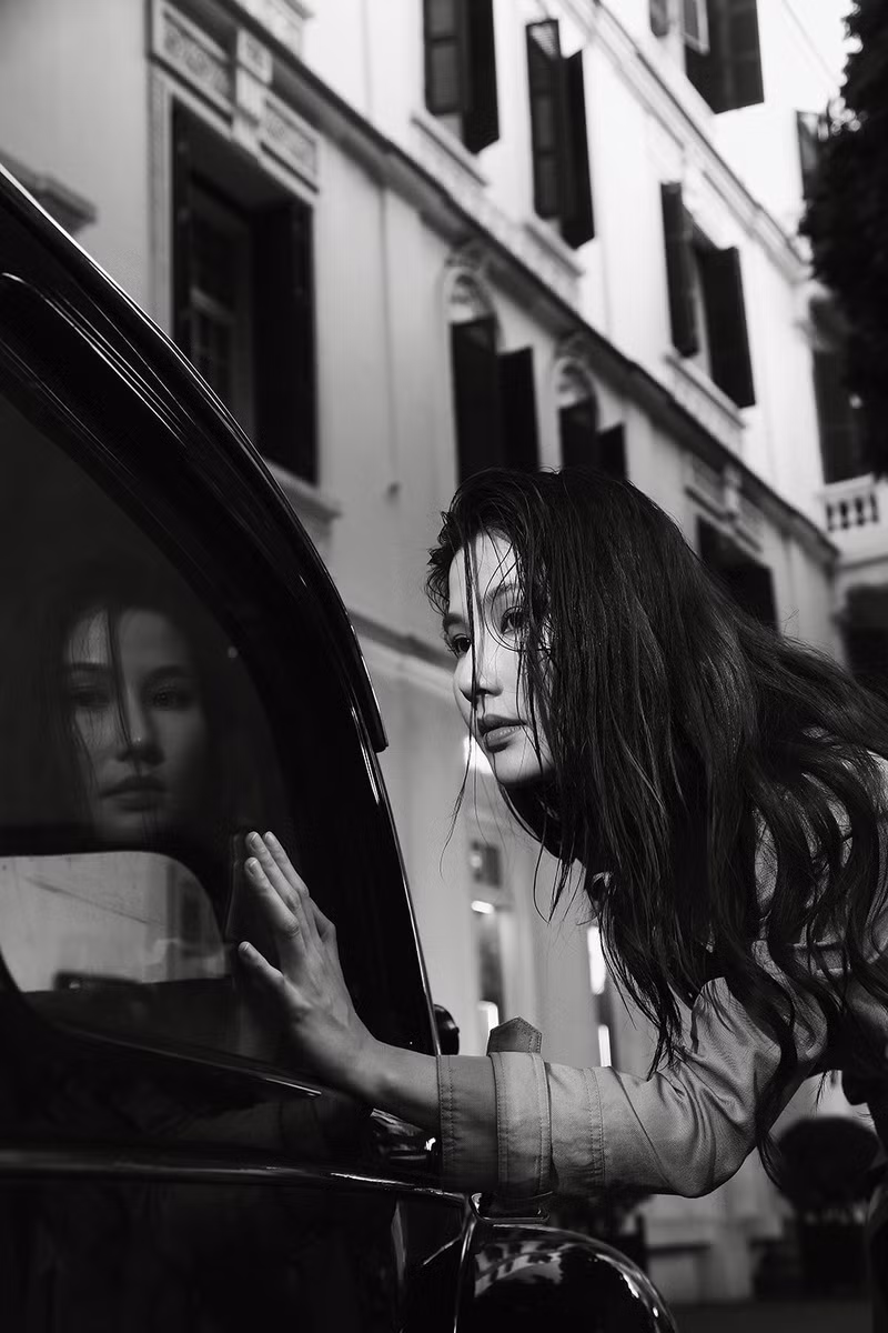 Cuộc sống bình thường của cô một ngày là sáng thức dậy tập nhẹ nhàng, ăn sáng lành mạnh theo thực đơn ít tinh bột, nhiều rau củ, sau đó cùng lái xe và trợ lý ra phim trường.