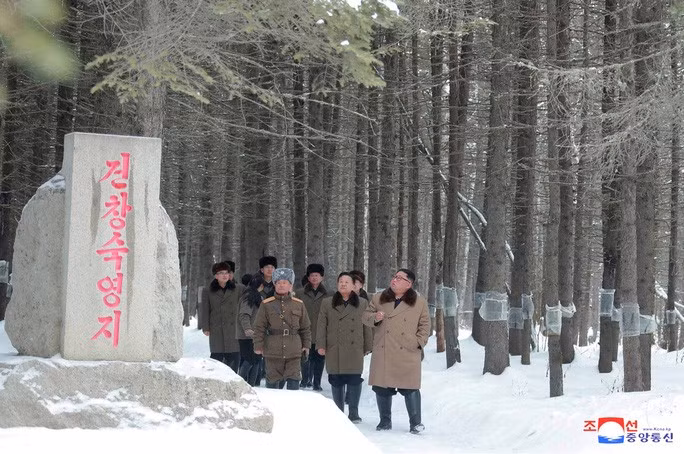 Ông Kim đi bộ cùng các quan chức trên núi thiêng. Ảnh: KCNA