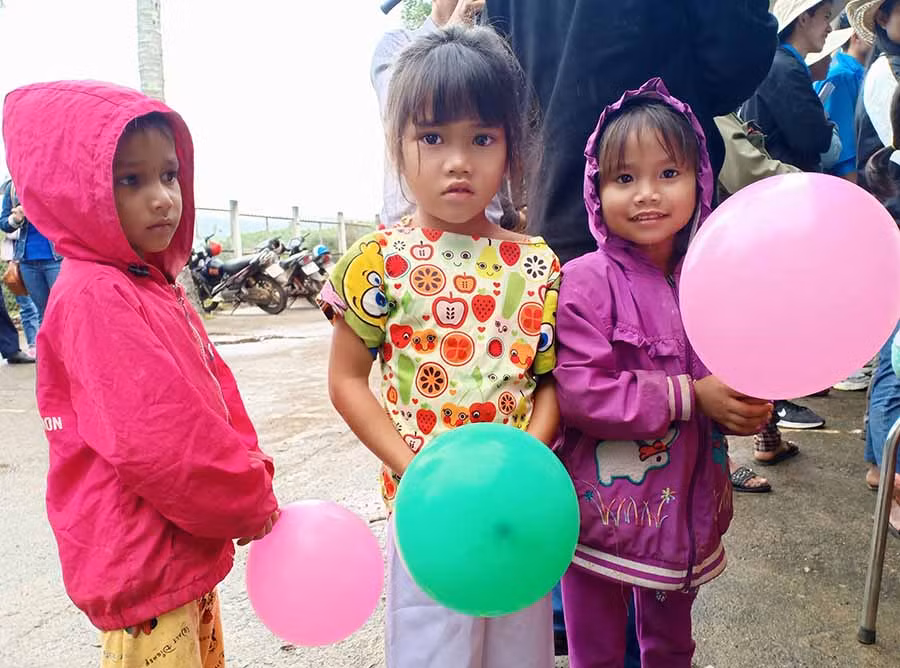  Các em nhỏ Bahnar ở xã Krong. Ảnh: H.Y
