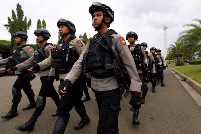 Cảnh sát Indonesia chuẩn bị cho lễ đón Năm mới tại Khu tượng đài quốc gia ở Jakarta, Indonesia ngày 31.12 - Ảnh: Reuters