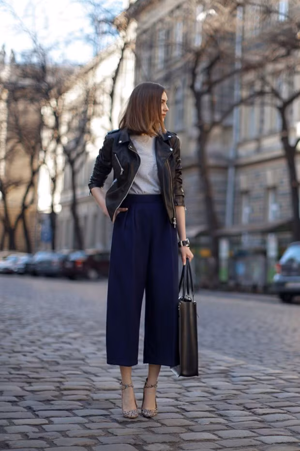 Trang phục business-casual cho các cô nàng hiện đại có thể kể đến sự kết hợp đầy ngẫu hứng và tinh tế giữa áo khoác da, quần cullotes, áo breton top và một đôi giày cao gót mũi nhọn sang trọng.