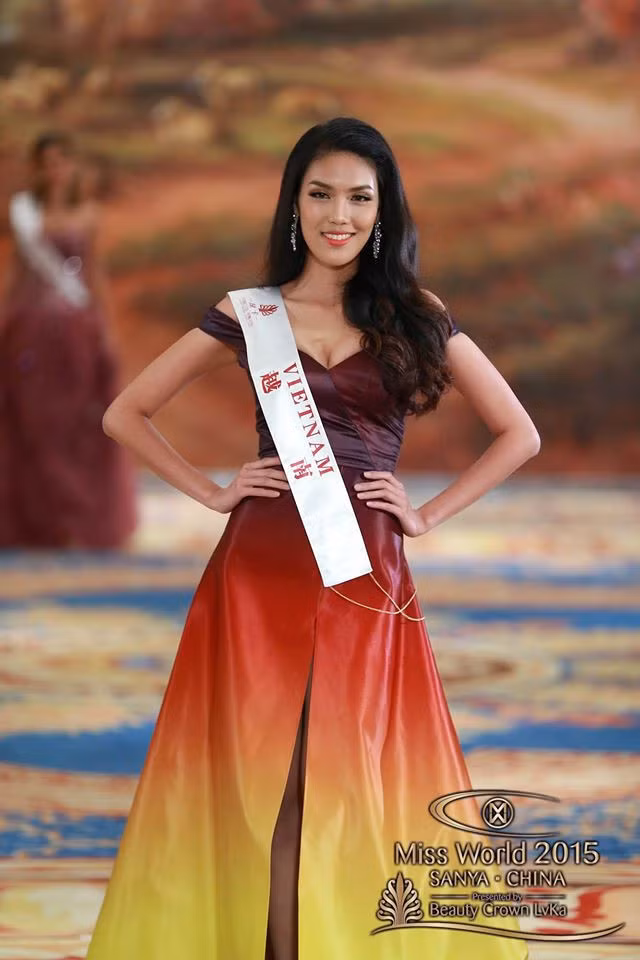  Lan Khuê là người đẹp sở hữu thành tích cao nhất của Việt Nam tại đấu trường Miss World khi vào Top 11 nhờ bình chọn của khán giả vào năm 2015. Năm đó, cuộc thi được tổ chức tại Trung Quốc. Đại diện Việt Nam sở hữu chiều cao 1,76m, số đo ba vòng 84-60-88, từng đăng quang cuộc thi Hoa khôi Áo dài 2015. Bên cạnh thành tích Top 11 chung cuộc, chân dài còn nhận giải Trang phục dạ hội đẹp nhất - Ảnh: TL
