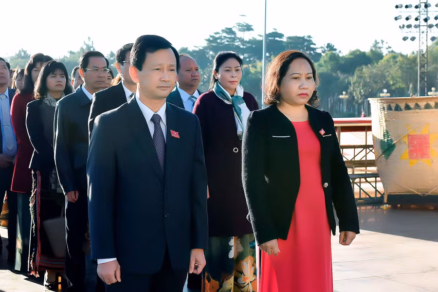 các đại biểu dâng hoa, dâng hương Bác Hồ tại Quảng trường Đại Đoàn Kết (TP. Pleiku).