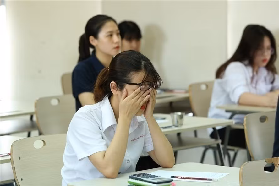Mỗi khi đến kỳ kiểm tra đánh giá, học sinh lại chịu nhiều áp lực, căng thẳng. Ảnh minh họa: Hải Nguyễn. Mỗi khi đến kỳ kiểm tra đánh giá, học sinh lại chịu nhiều áp lực, căng thẳng. Ảnh minh họa: Hải Nguyễn.