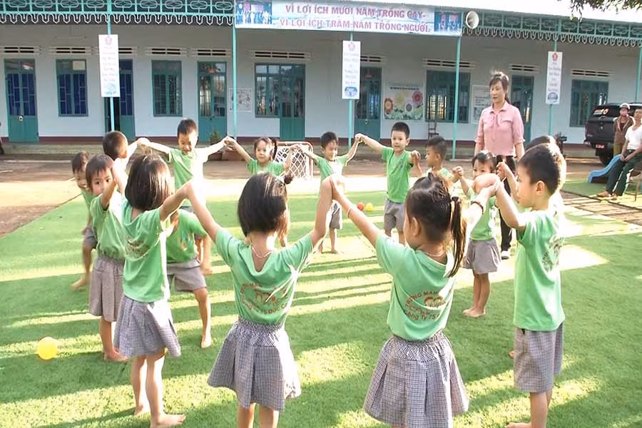  Các cháu Trường Mầm non Sao Mai (huyện Đức Cơ) trong giờ vui chơi. Ảnh: P.N